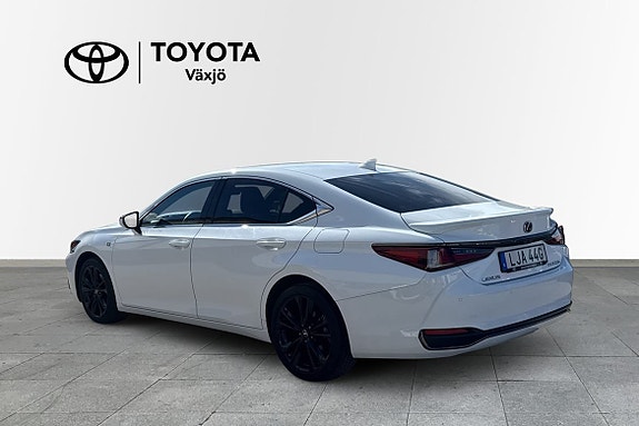 Lexus ES300h 2 of 5