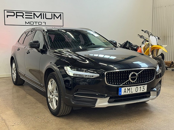 Volvo V90 Cross Country 2 of 5