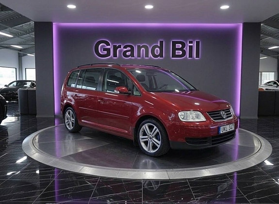 Volkswagen Touran 2 of 5