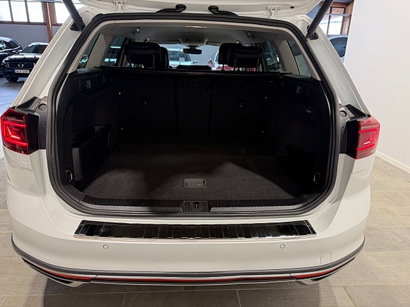Volkswagen Passat Alltrack 10 of 24