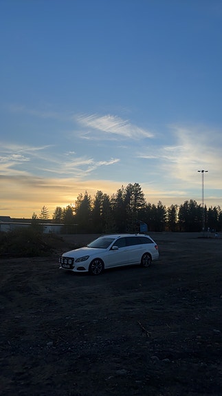 Mercedes-Benz E220 5 of 8