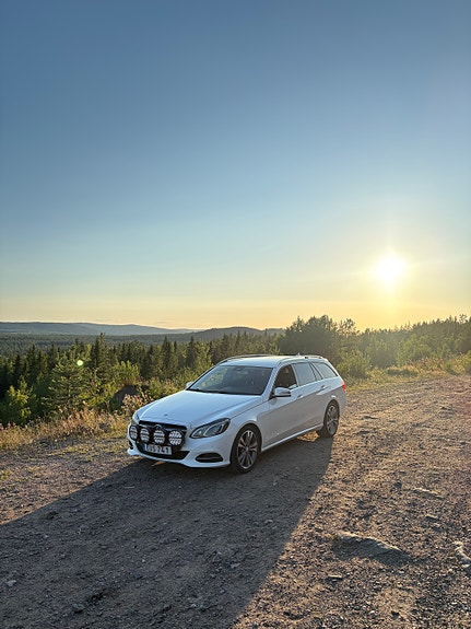 Mercedes-Benz E220 2 of 8