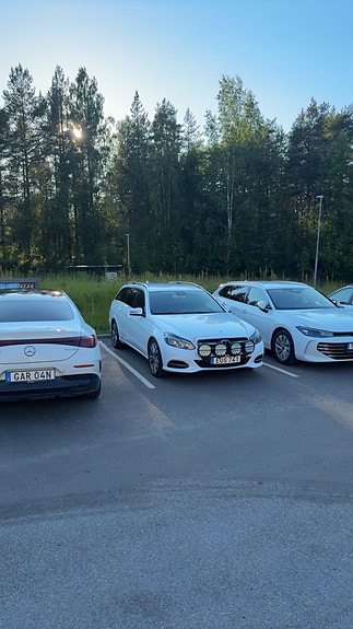 Mercedes-Benz E220 3 of 8
