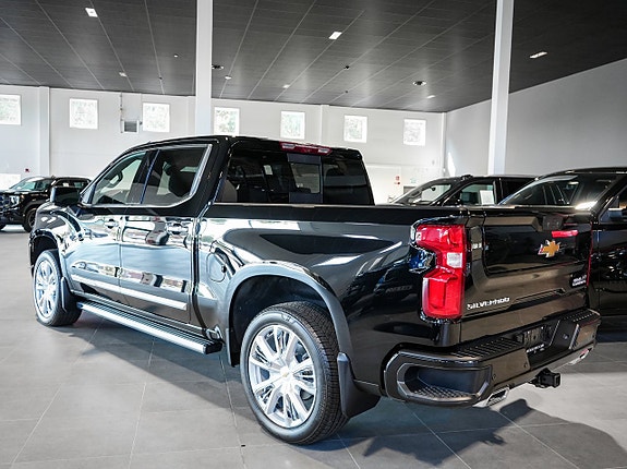 Chevrolet Silverado EV 6 of 30