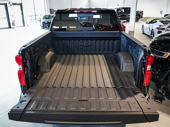 Chevrolet Silverado EV 8 of 30