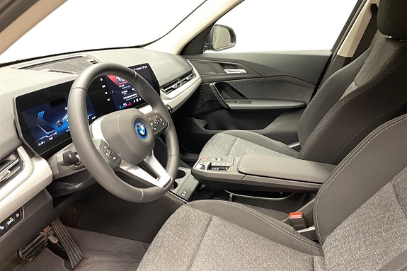 BMW iX1 7 of 11