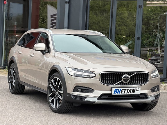 Volvo V90 Cross Country 2 of 5