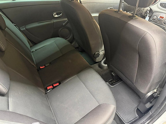 Renault Clio 10 of 16