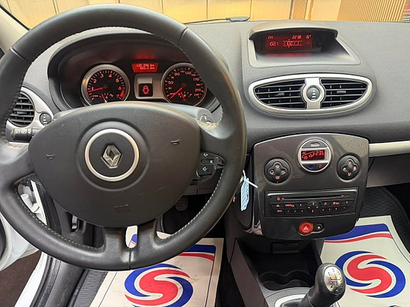 Renault Clio 13 of 16