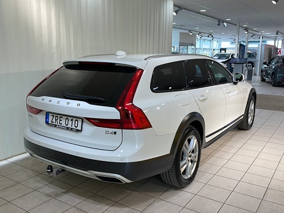 Volvo V90 Cross Country 3 of 5