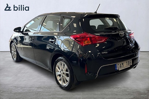 Toyota Auris 2 of 5