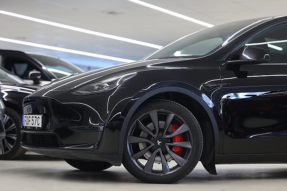 Tesla Model Y 4 of 5