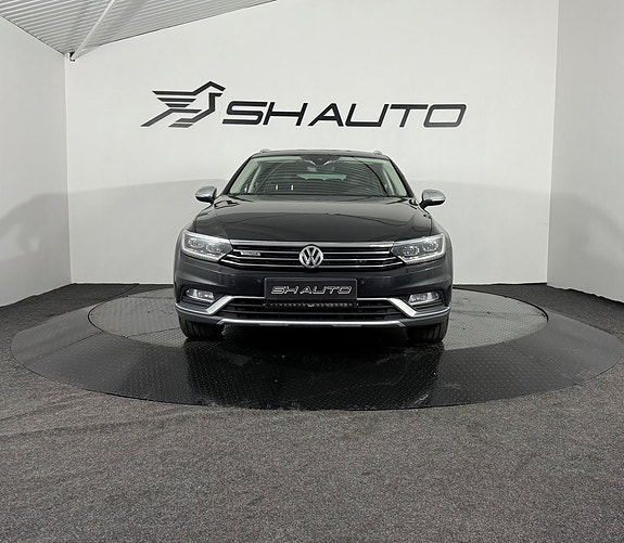 Volkswagen Passat Alltrack 2 of 5