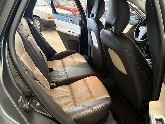 Volvo V50 7 of 9