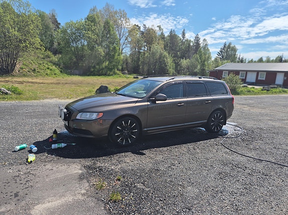 Volvo V70 2 of 5