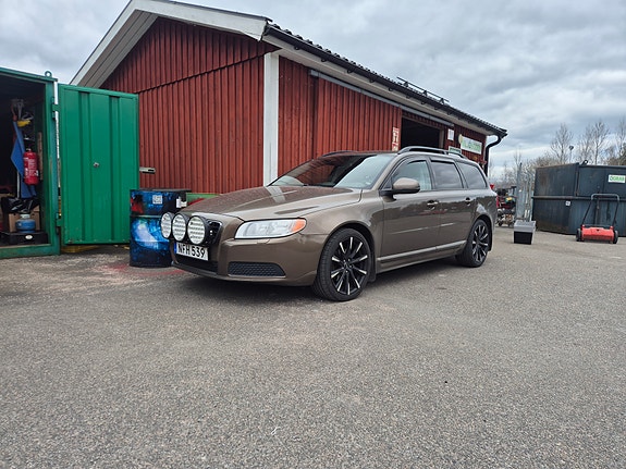 Volvo V70 3 of 5