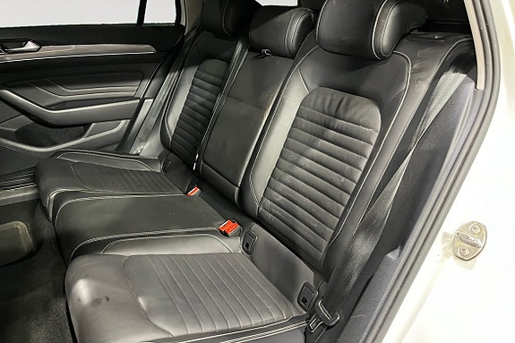Volkswagen Passat 13 of 19