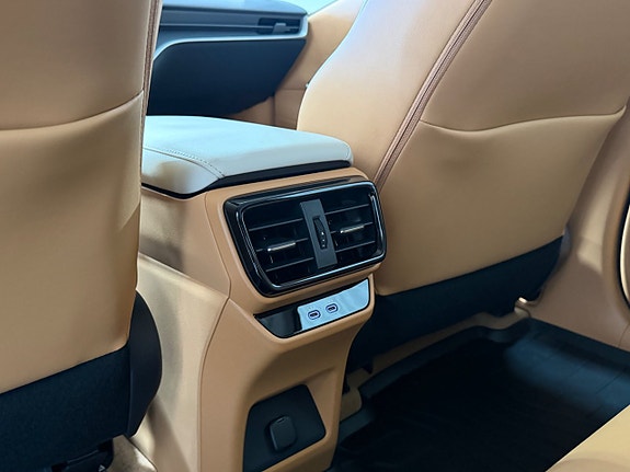 Lexus RZ350e 25 of 28