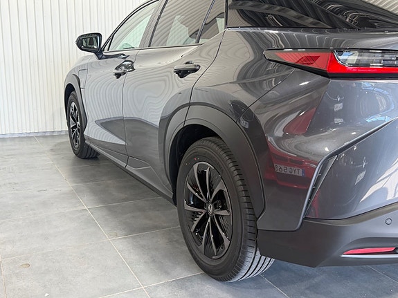Lexus RZ350e 10 of 28