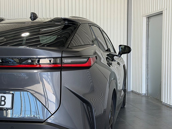 Lexus RZ350e 12 of 28