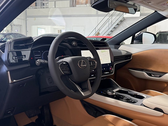 Lexus RZ350e 16 of 28