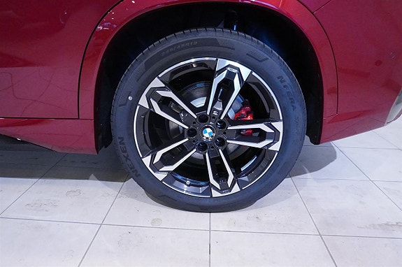 BMW iX1 8 of 12