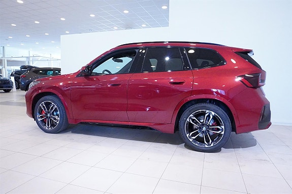 BMW iX1 6 of 12