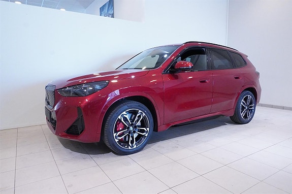 BMW iX1 4 of 12
