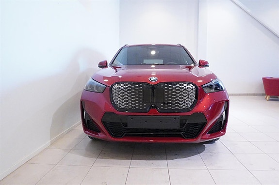 BMW iX1 5 of 12
