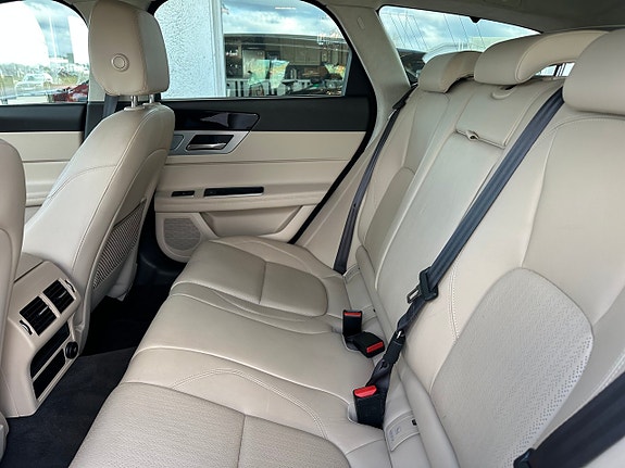 Jaguar XF 6 of 29