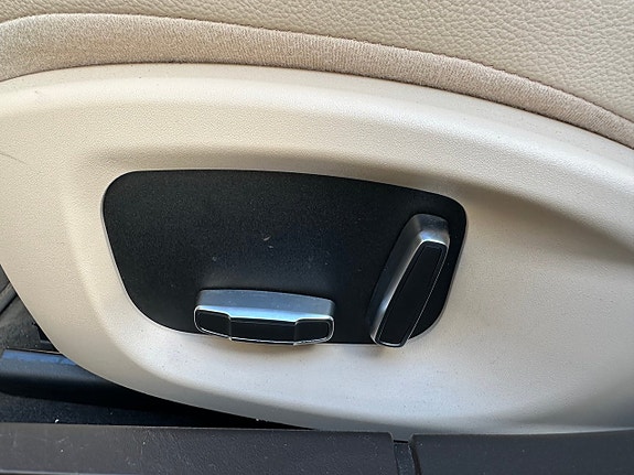 Jaguar XF 17 of 29