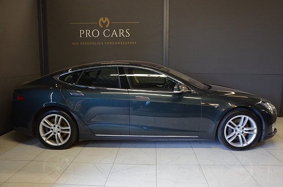 Tesla Model S 4 of 5