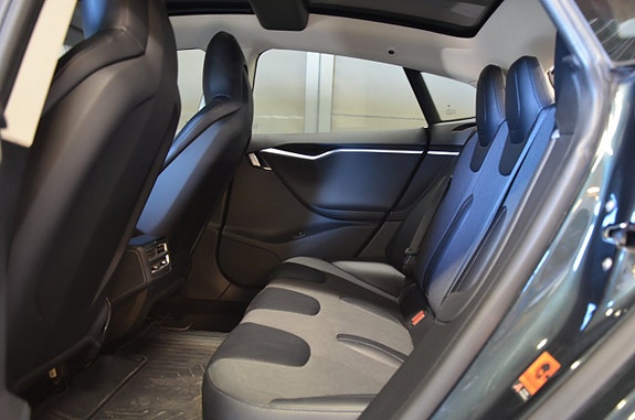 Tesla Model S 16 of 19