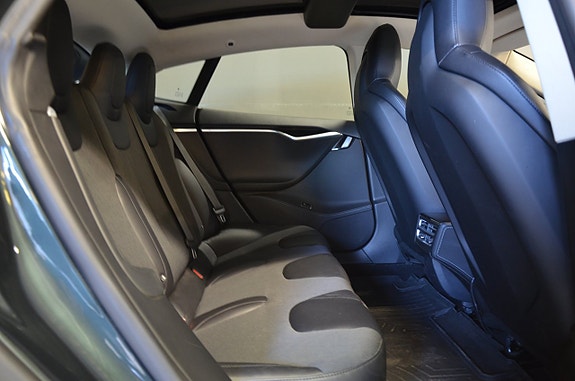 Tesla Model S 15 of 19