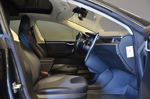Tesla Model S 14 of 19