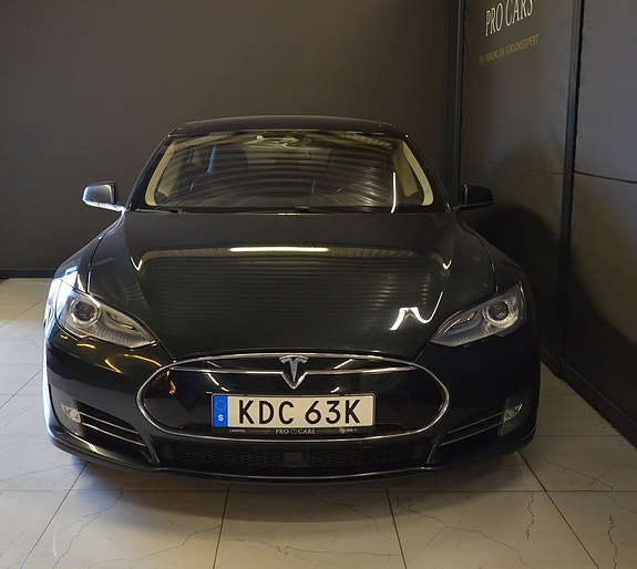 Tesla Model S 2 of 5