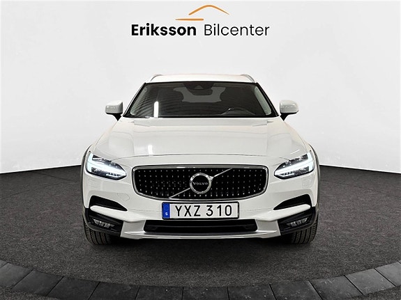 Volvo V90 Cross Country 3 of 5
