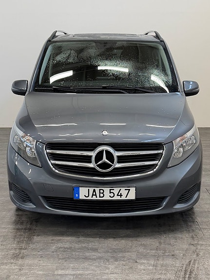 Mercedes-Benz V220 2 of 5