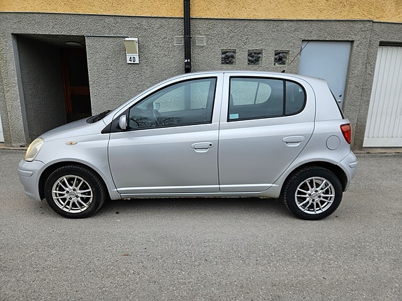 Toyota Yaris 2 of 5