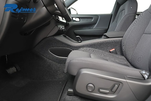 Volvo EX40 2 of 18