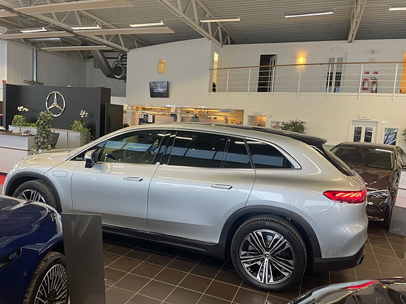 Mercedes-Benz EQS450 SUV 3 of 4