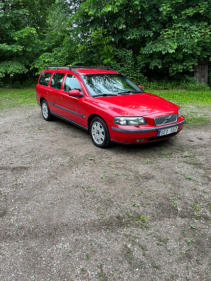 Volvo V70 2 of 5