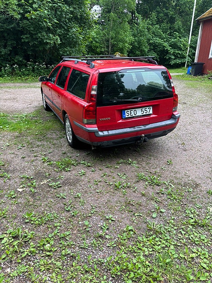 Volvo V70 3 of 5