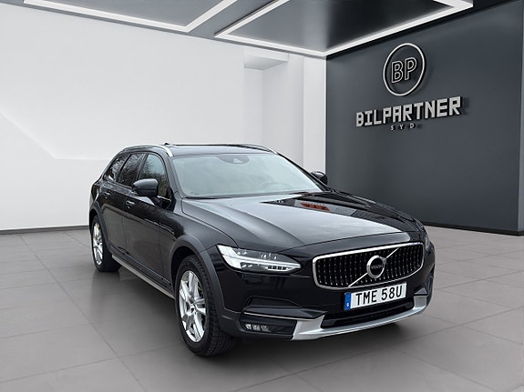 Volvo V90 Cross Country 3 of 5