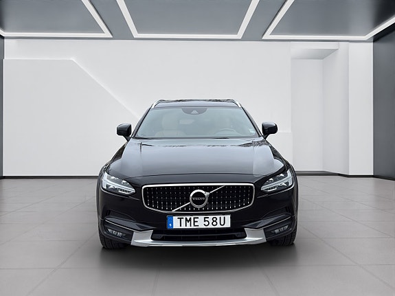 Volvo V90 Cross Country 2 of 5