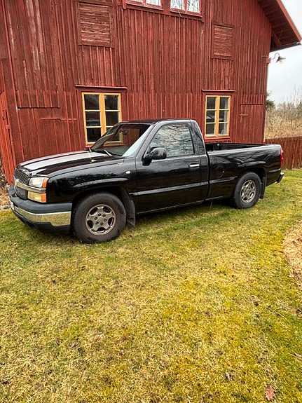 Chevrolet Silverado 1500 2 of 3