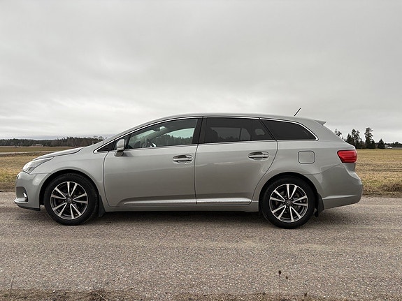 Toyota Avensis 4 of 5