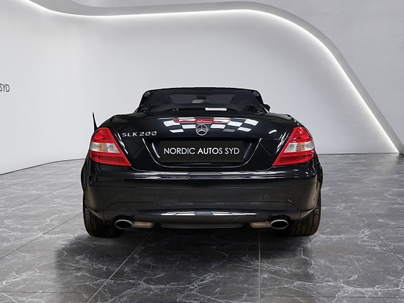 Mercedes-Benz SLK200 4 of 5