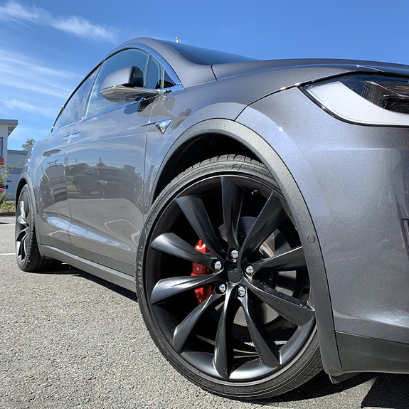 Tesla Model X 4 of 5