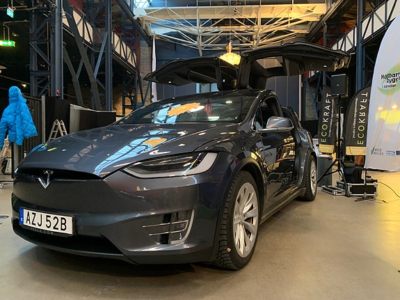 Tesla Model X 18 of 20